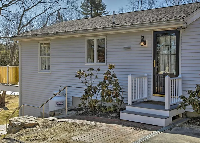 Peaceful Waterfront Apt W/ Deck, 22 Mi To Portland