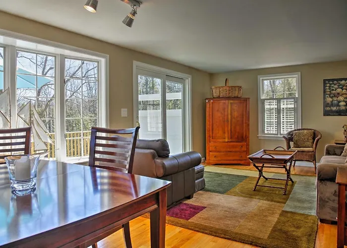 Peaceful Waterfront Apt W/ Deck, 22 Mi To Portland